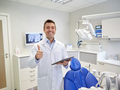 smiling dentist 47664111 m 1