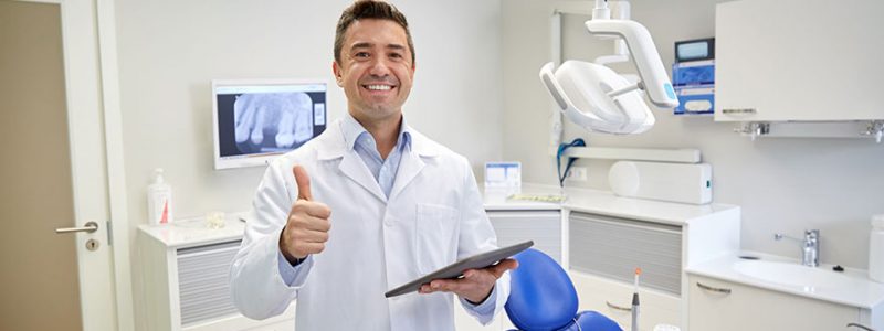 smiling dentist 47664111 m 1